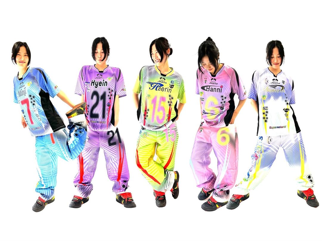 將賽車服和足球衣概念合而為一！NewJeans 在日本演唱會穿著的球衣引起